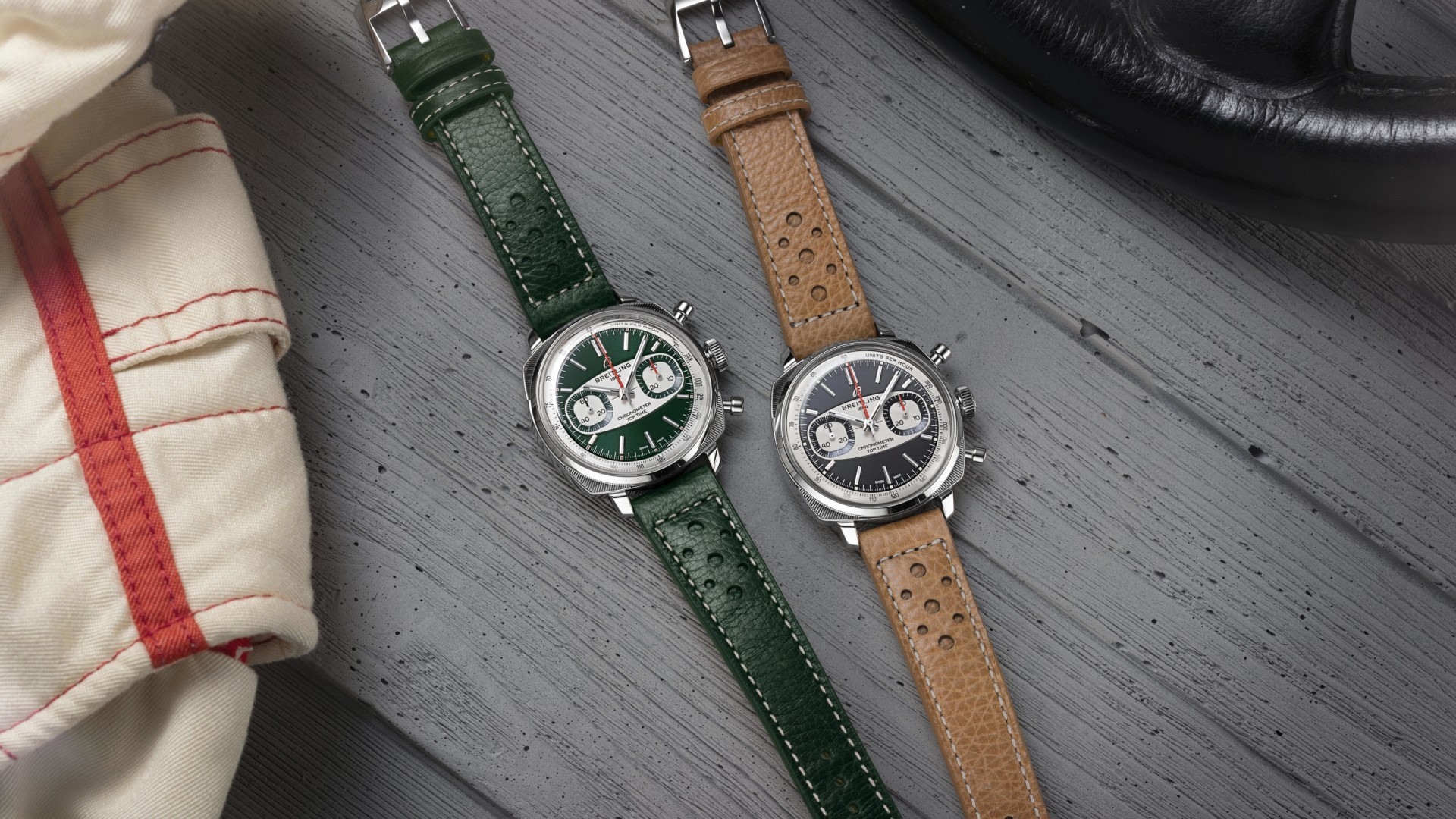 {generated} 緑とベージュのレザーストラップを備えたBreitling Top Time Racingが灰色の木上に並ぶ洗練されたモータースポーツ感