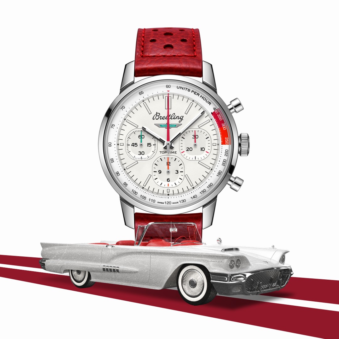 {generated} 赤いストラップのBreitling Top Timeとクラシックなフォードサンダーバードが並び、ヴィンテージな車の魅力を強調。